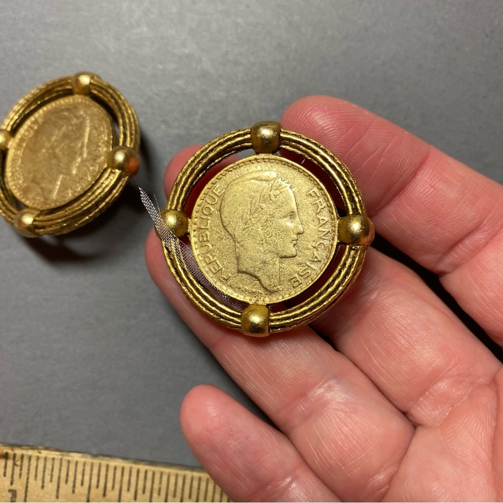 Vintage French coin gold tone clip earrings - Picture 2 of 3